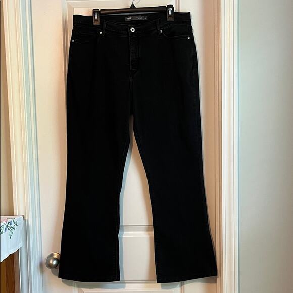 Levi’s 512 Women’s Size 16 Perfectly Slimming Black Bootcut Jeans - Picture 1 of 11